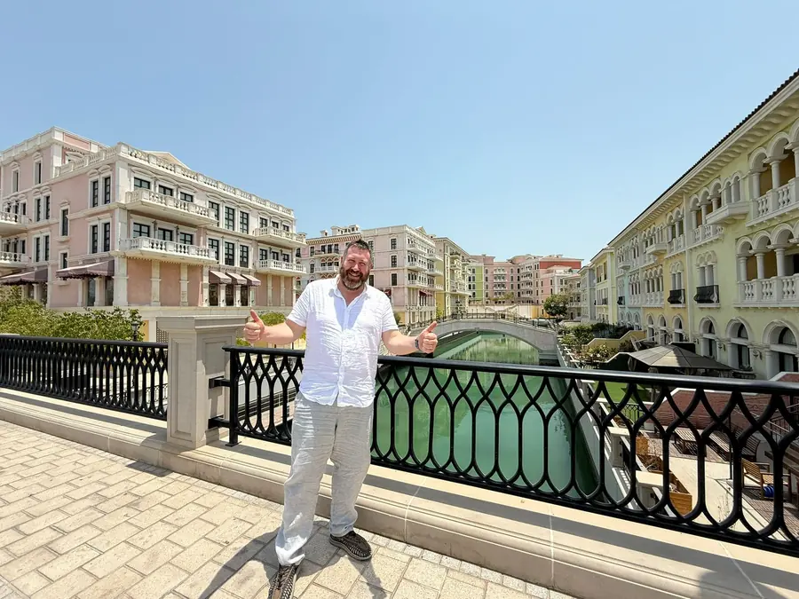 A guest on the green canal bridge at Qanat Quartier